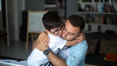 Vater und Sohn umarmen sich