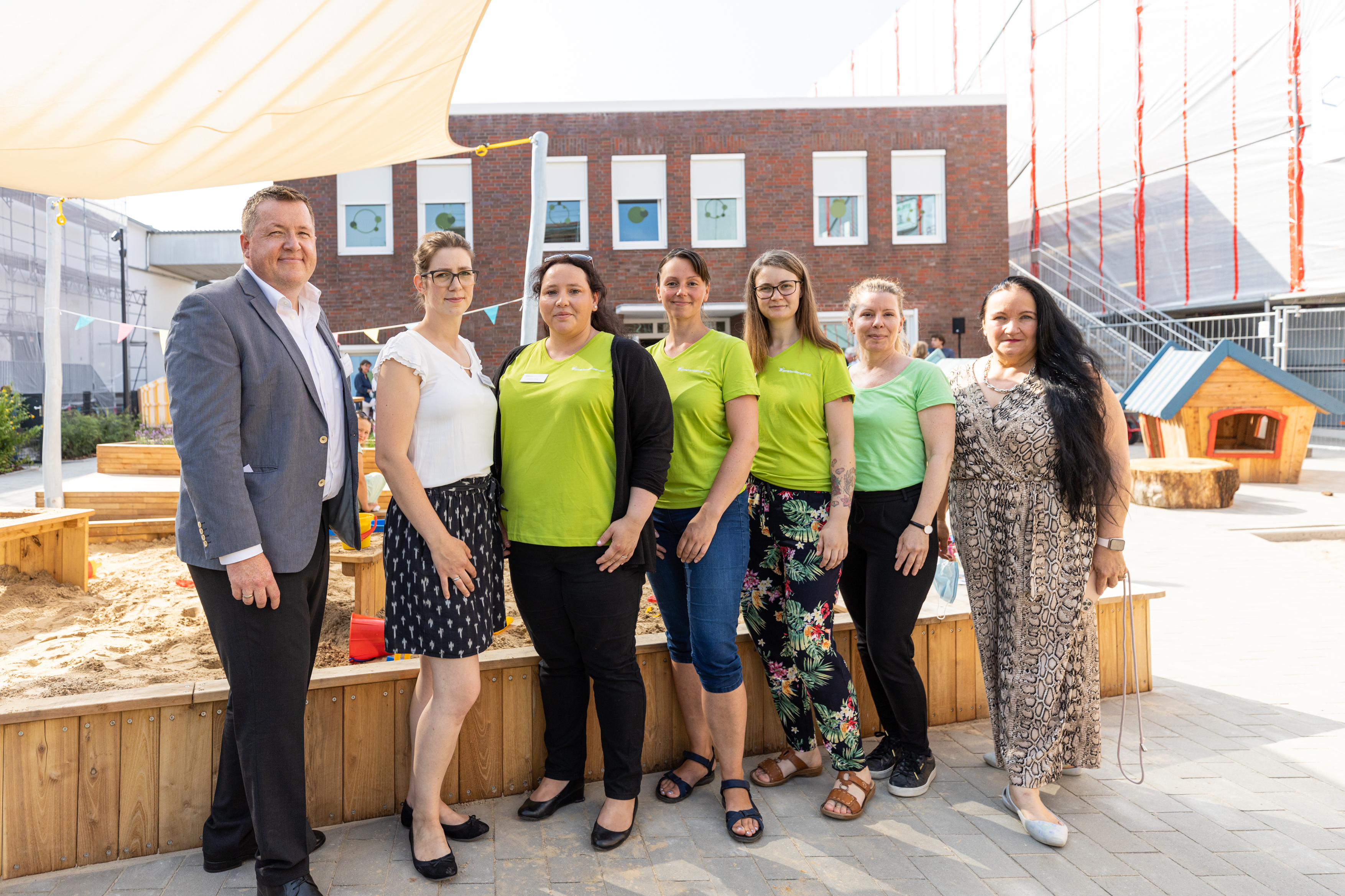 Personen im Bild von links nach rechts: Nils Hofert, Sandra De Rose, Kathrin Sow, Jennifer Brandt, Janna Boldt, Michele Dronia, Alexa Ahmad