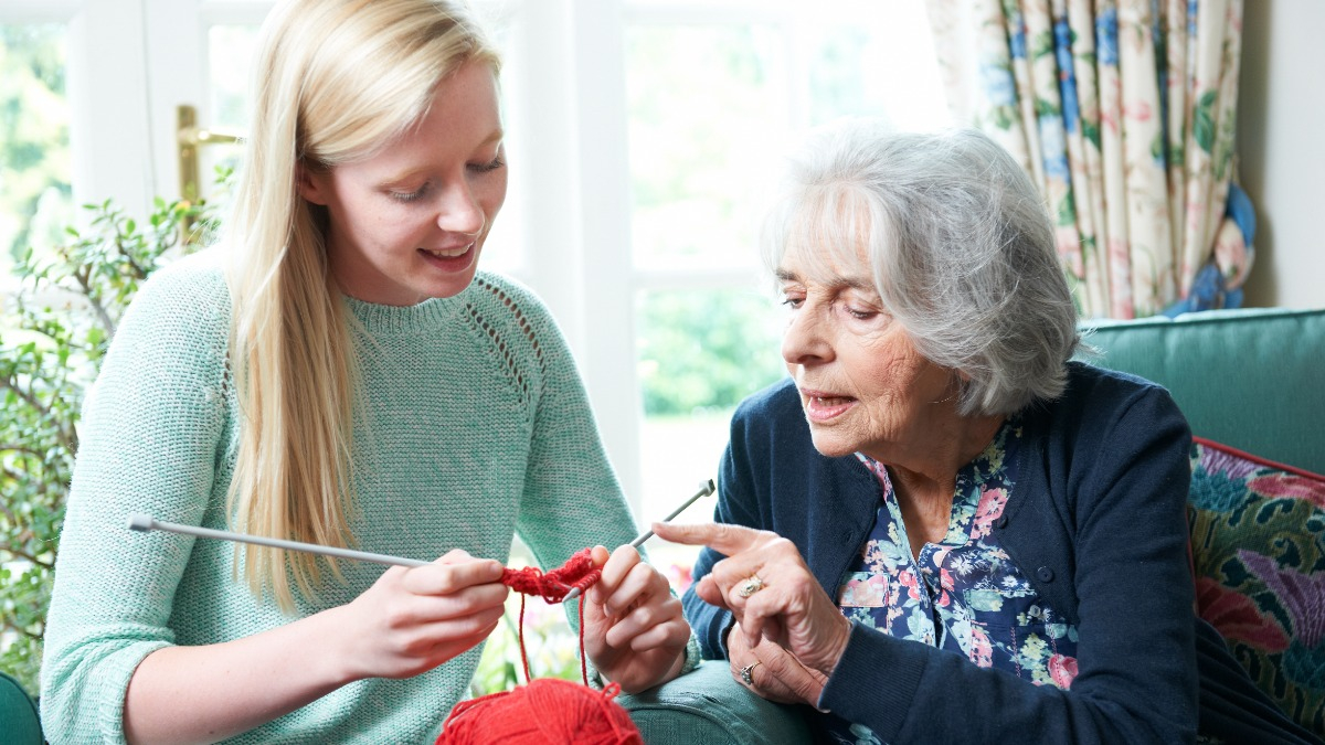 Junge Frau mit Oma beim Stricken