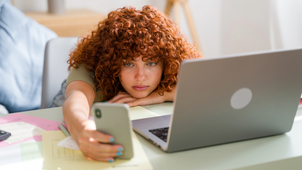 müde junge Frau vor Laptop