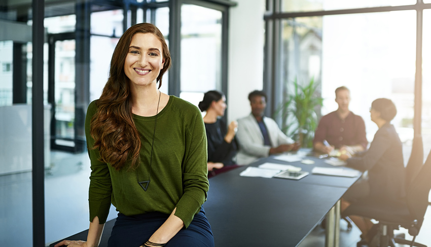 Junge Führungskraft im Büro