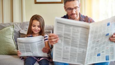 
		Vater und Tochter lesen Zeitung
	