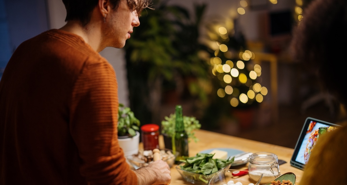 Eine Frau alleine untern Weihnachtsbaum