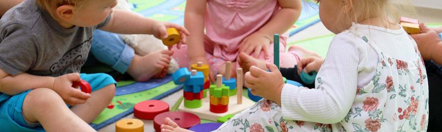 Kinder spielen mit Bauklötzen